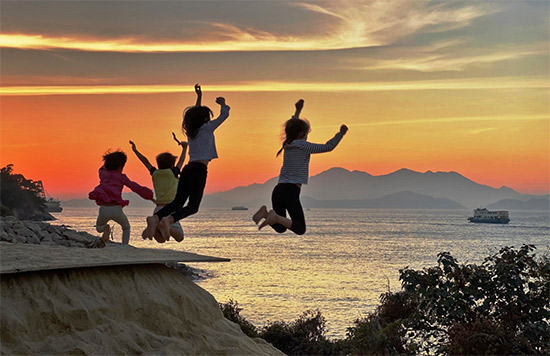 DJ-Sunset-jumping-children-b.jpg